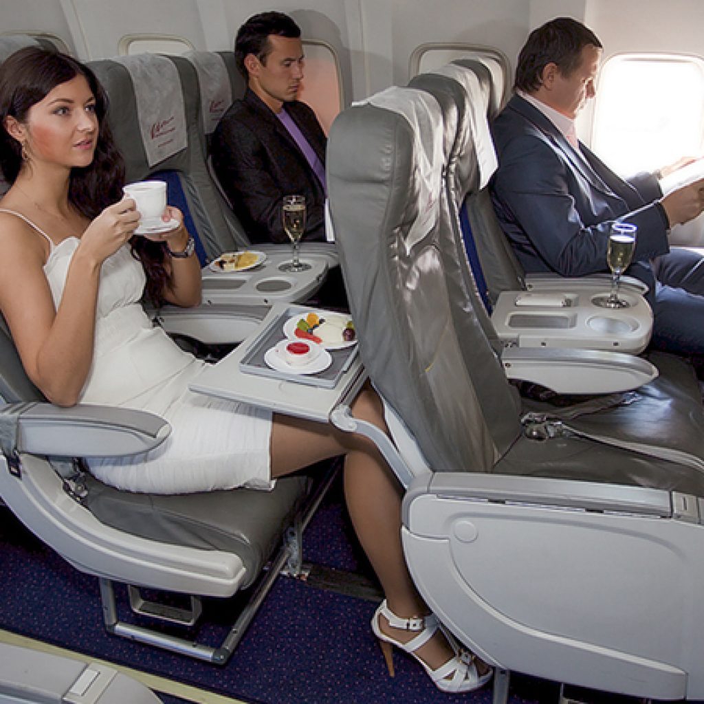 Разница между бывшей и самолетом. Эконом класс в самолете. Бизнес класс в самолете. Кресло бизнес класса в самолете. Эконом места в самолете.